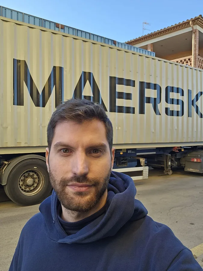 Facundo Damil, CEO de CHE International, frente a un contenedor